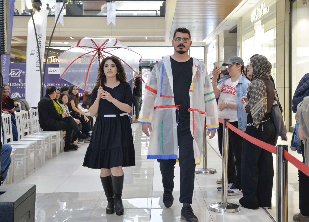 Konya’da genç mimarlar bina değil, elbise dikti 2